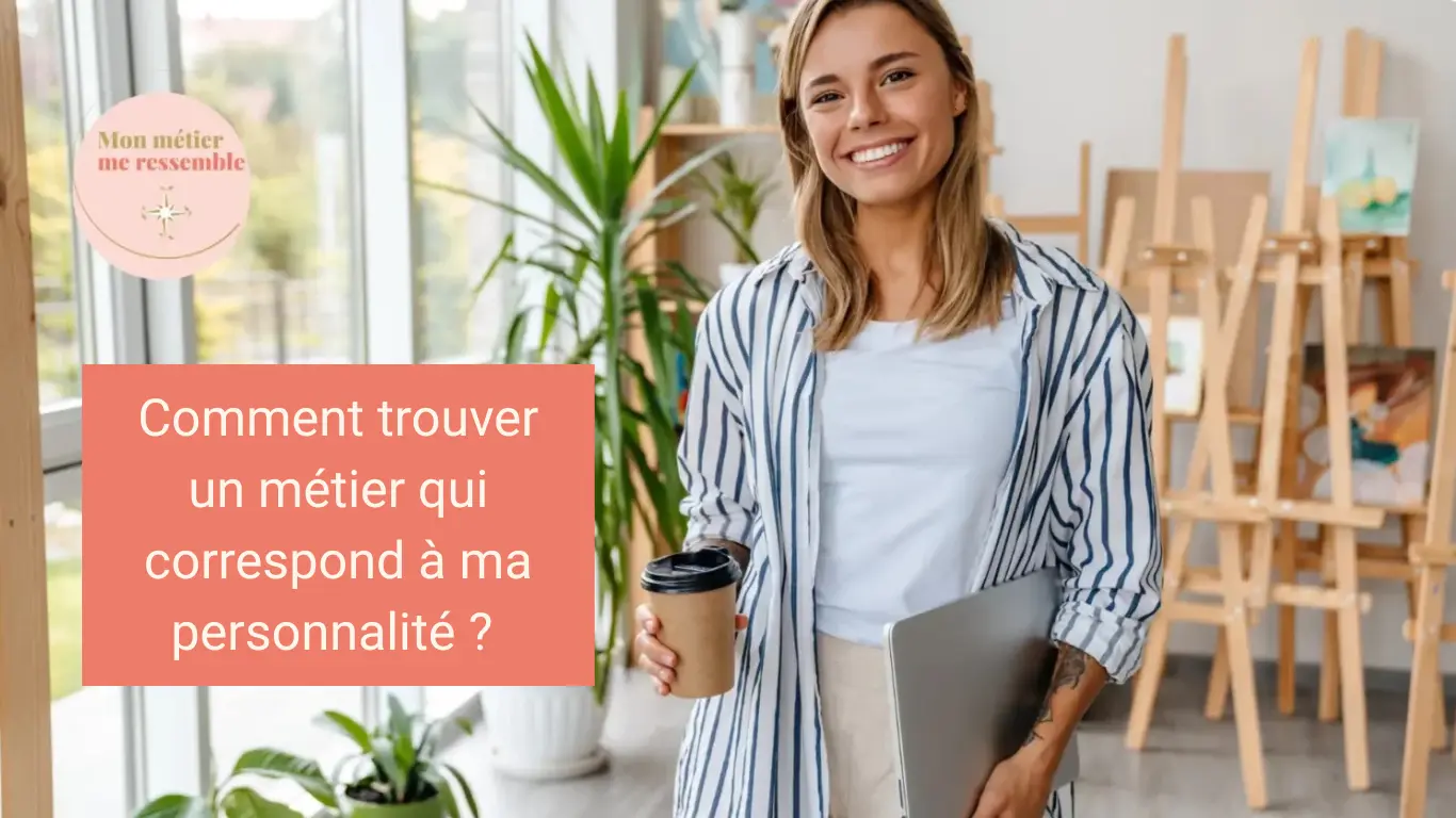 Femme souriante tenant un café et un ordinateur portable dans un atelier lumineux, illustre la personne qui a trouvé un métier en accord avec sa personnalité