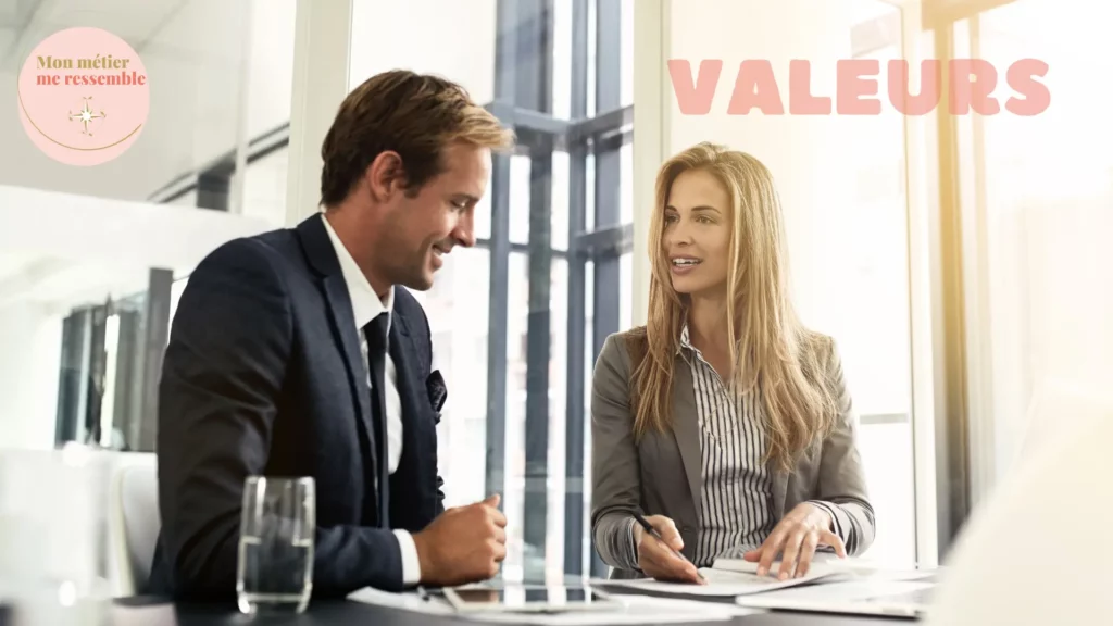 Une femme et un homme travaillent dans un bureau dans une ambiance bienveillante, expression de la valeur de partage et de respect.