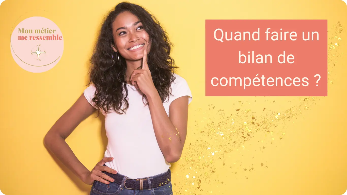 Portrait à la taille d'une femme sur fond jaune uni. Elle sourit en réflachissant, se demandant "quand faire un bilan de compétences"