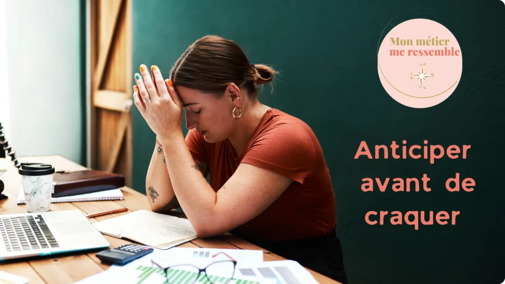 Une femme dans son bureau, la tête entre les mains face à son ordinateur. Elle a les yeux fermés, elle semble à bout. D'où notre conseil : anticipez votre bilan de compétences avant de craquer.