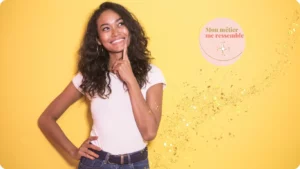 Portrait à la taille d'une femme sur fond jaune uni. Elle sourit en réflachissant, se demandant "quand faire un bilan de compétences"