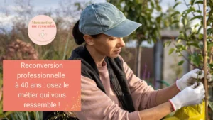 Une femme portant une casquette et des gants travaille au jardin. Elle a réussi sa reconversion professionnelle