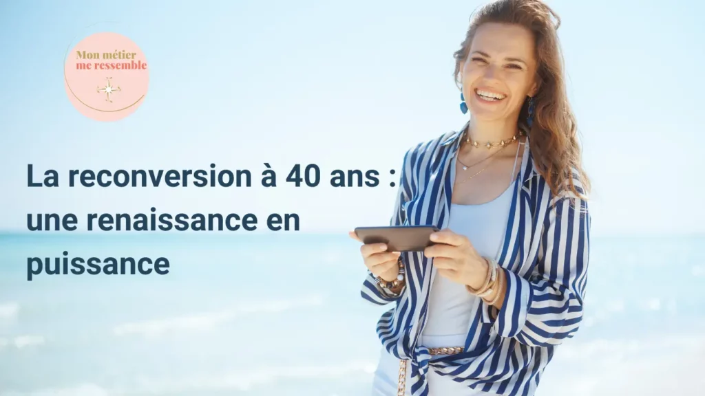 Une femme cheveux aux vents au bord de la mer sourit largement, elle tien spn portable ne main, a réussi sa reconversion professionnelle.
