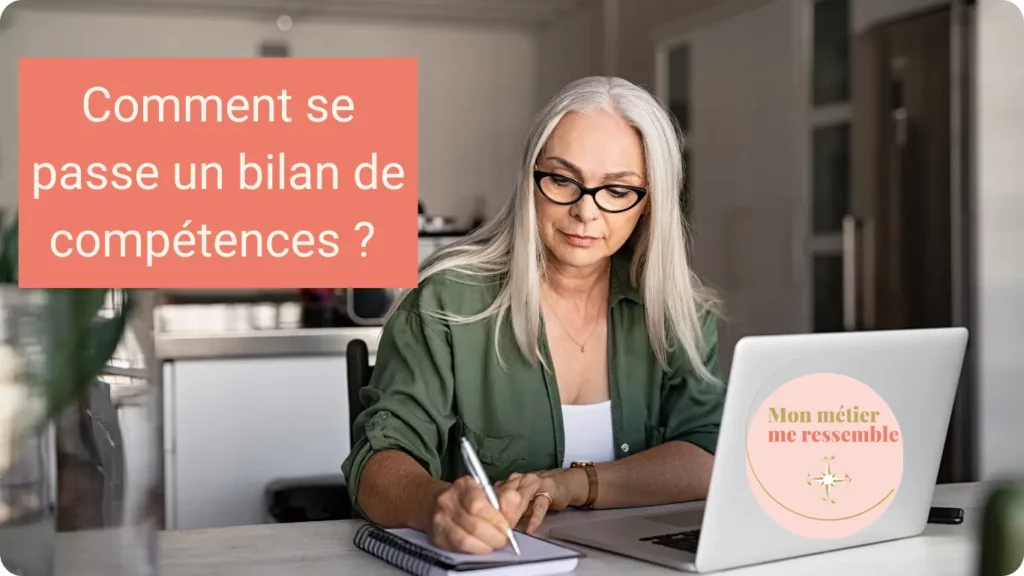 Une femme portant des lunettes prends des notes sur son carnet face à son ordinateur portable, fait des recherches sur comment se passe un bilan de compétences