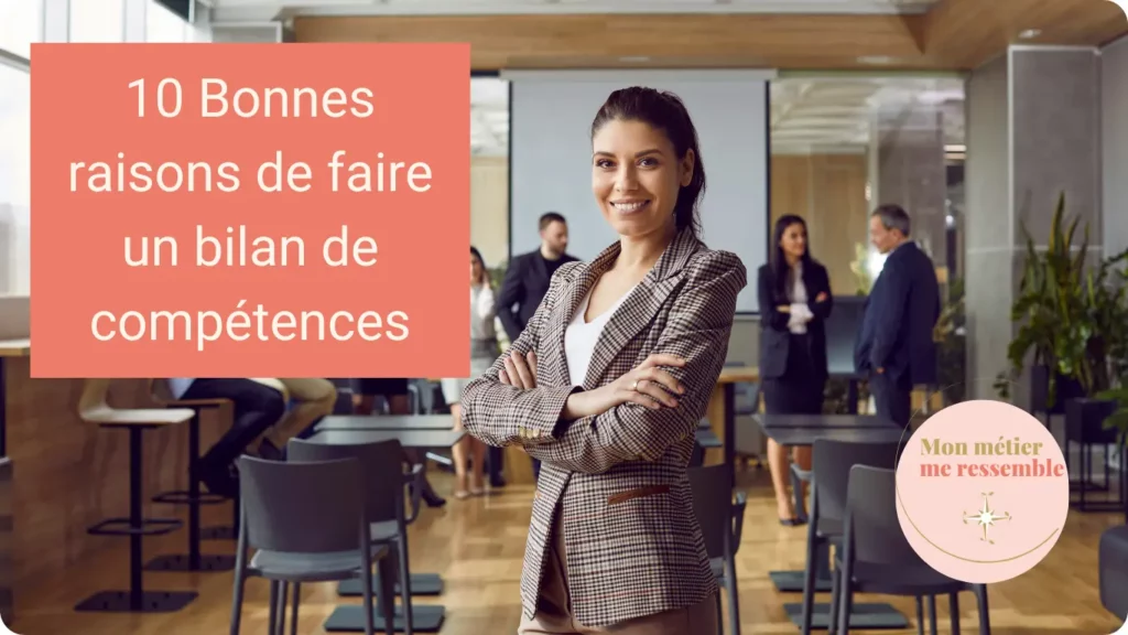 Femme en tailleur dans un bureau, bras croisés, des collègues en arrière-plan, illustration de 'articles 10 bonnes raisons de faire un bilan de compétences
