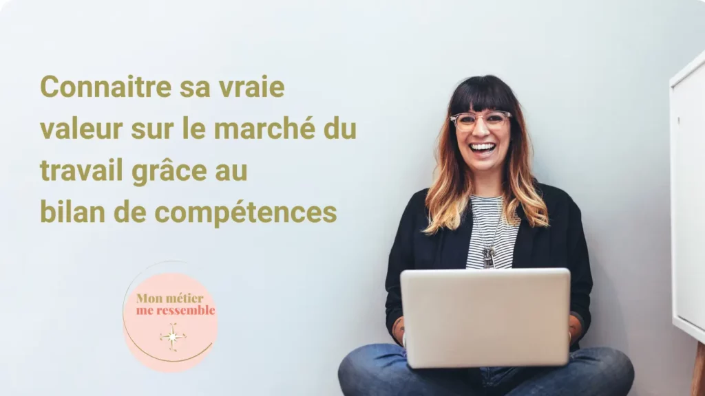 Une femme portant des lunettes de vue, assise en tailleur, son ordinateur portable sur les genoux. Elle sourit, elle a trouvé sa vraie valeur sur le marché du travail.