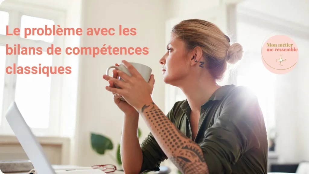 Une femme à son bureau regarde par la fenêtre en tenant une tasse entre ses mains, elle se questionne sur le déroulé des bilans de compétences.