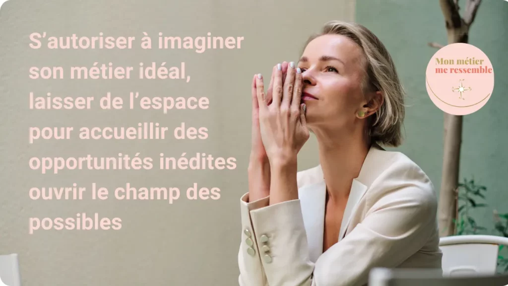 Une femme songeuse en tenue de travail accoudée à son bureau, se demande comment bien préparer son bilan de compétences