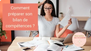 Une femme portant des lunettes est face à une pile de documents éparpillés sur son bureau et son ordinateur. Elle semble perplexe et débordée. Illustration de l'article "comment bien se préparer à un bilan de compétences".