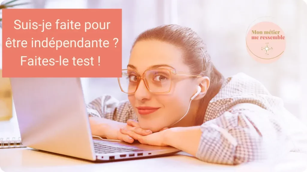 Une femme portant des lunettes sourit, adossée à son clavier d'ordinateur, bannière pour le quizz Suis-je faite pour être indépendante.