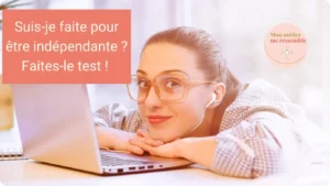 Une femme portant des lunettes sourit, adossée à son clavier d'ordinateur, bannière pour le quizz Suis-je faite pour être indépendante.