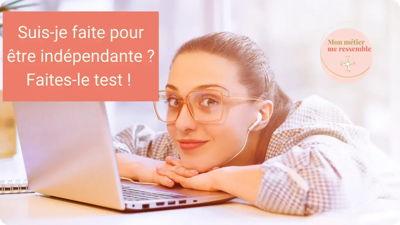 Une femme portant des lunettes sourit, adossée à son clavier d'ordinateur, bannière pour le quizz Suis-je faite pour être indépendante.