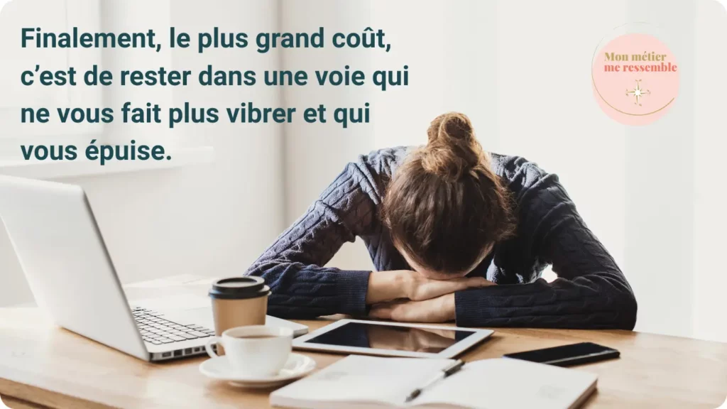 Une femme à son bureau, avachie, tête sur ses bras. visage caché.