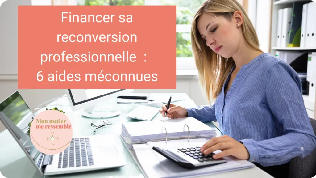 Une femme installée à son bureau, tape sur sa calculette en reportant des chiffres sur un document papier face à son ordinateur ouvert.