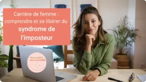 Une femme installée à son bureau, ordinateur portable ouvert nous regarde, l'air confiant.