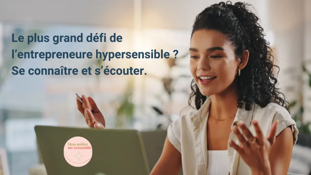 Une jeune femme enthousiaste en pleine visio. Image illustration article hypersensible et entrepreneuse, et si c'était une force ?