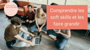 Un groupe de personnes au travail en train d'échanger de manière informelle autour d'un canapé. Illustration des soft skills en entreprise